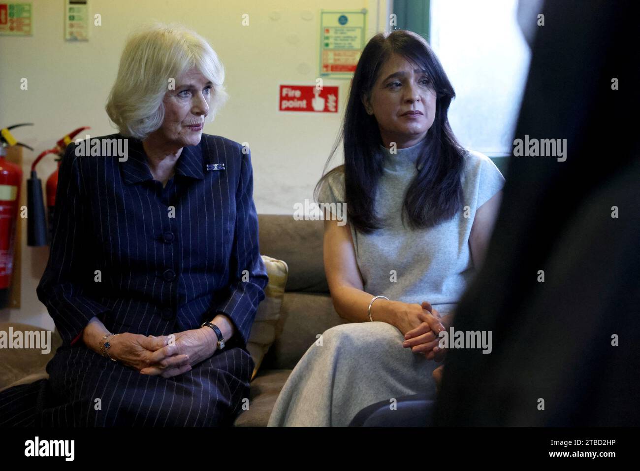 La reine Camilla est assise avec la directrice d'Ashiana, Shaminder Ubhi, lors d'une visite au refuge pour femmes Ashiana à Londres. Date de la photo : mercredi 6 décembre 2023. Banque D'Images