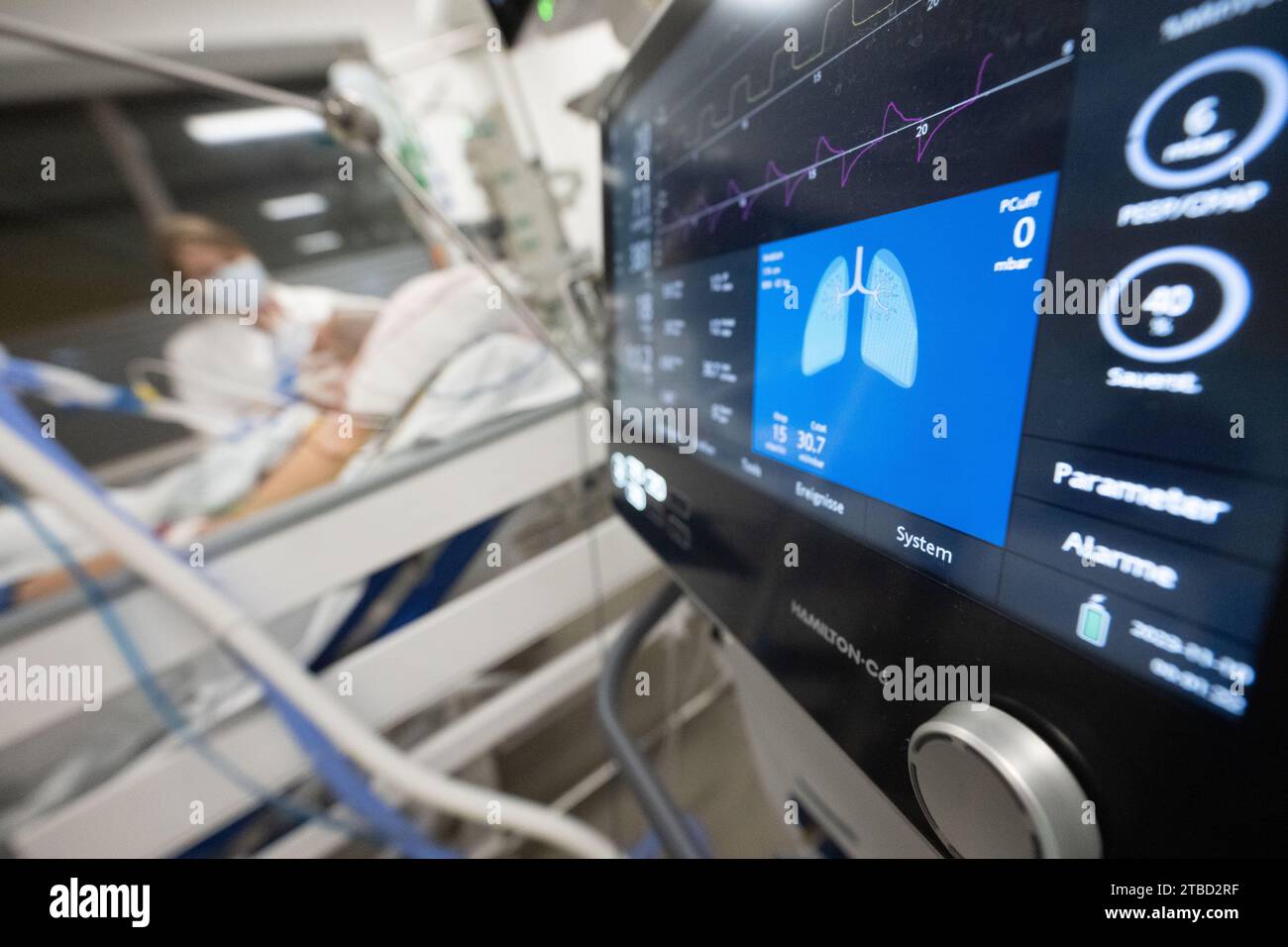 Stuttgart, Deutschland. 09 novembre 2023. Une infirmière prend soin d'un patient dans une unité de soins intensifs ; le moniteur d'un ventilateur est visible au premier plan. Crédit : Marijan Murat/dpa/Alamy Live News Banque D'Images