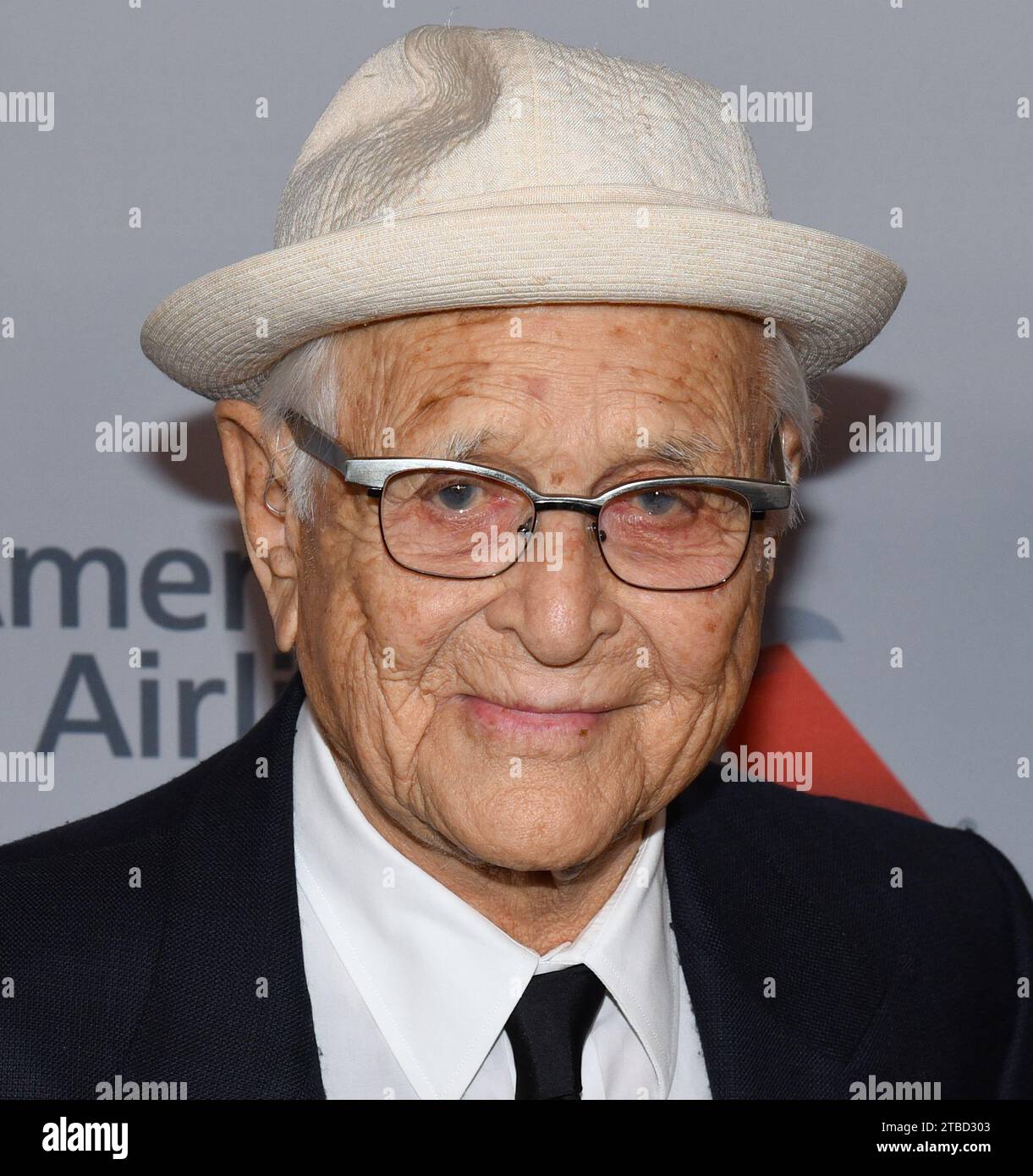 06 décembre 2023 : le célèbre producteur de télévision NORMAN LEAR, dont les sitcoms télévisés à succès tels que ''All in the Family'' et ''The Jefferson'' fusionnaient comédie avec commentaires sociaux et dominaient les classements des réseaux dans les années 1970, est décédé mardi à son domicile à Los Angeles, a annoncé sa famille sur son site web. Il avait 101 ans. PHOTO PRISE LE : 25 octobre 2019, Beverly Hills, Californie, États-Unis : Norman Lear participe aux British Academy Britannia Awards 2019 présentés par American Airlines et Jaguar Land Rover. (Image de crédit : © Billy Bennight/ZUMA Wire) USAGE ÉDITORIAL SEULEMENT! Non destiné à UN USAGE commercial ! Banque D'Images