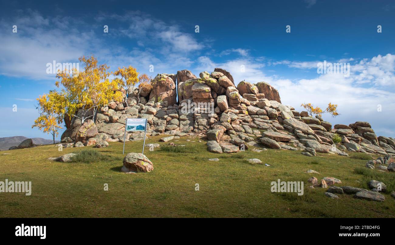 Montagne rocheuse en automne, province de Darkhanuul, Mongolie Banque D'Images