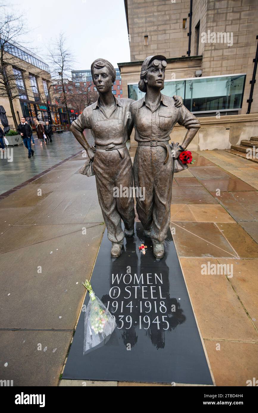 Sculpture en bronze Women of Steel par le sculpteur Martin Jenning, Sheffield, Yorkshire, Royaume-Uni Banque D'Images
