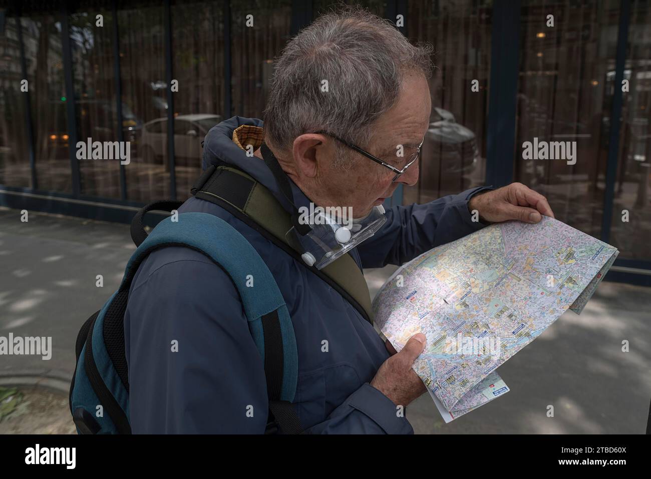 Homme âgé lisant un plan de ville, Paris, France Banque D'Images
