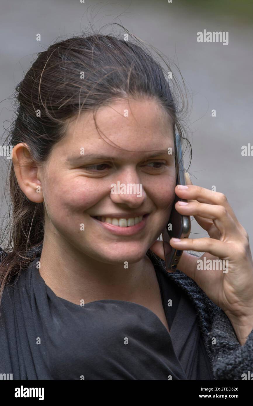 Jeune femme utilisant un smartphone, Mecklembourg-Poméranie occidentale, Allemagne Banque D'Images