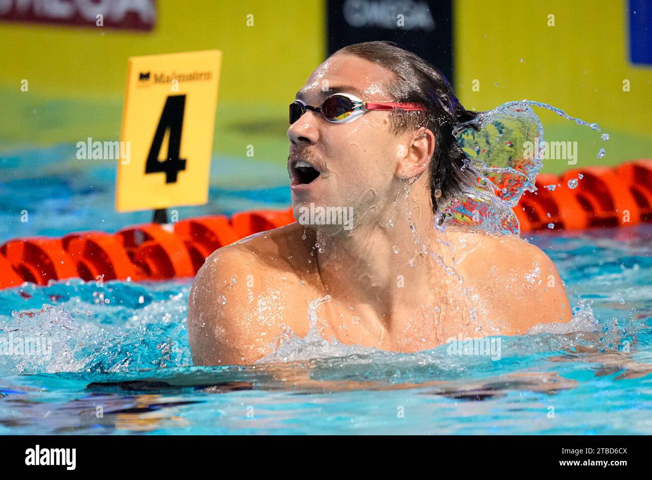 France's Mewen Tomac celebrates after winning the gold medal in the Men's 50m Backstroke at the LEN European Short Course Swimming Championships in Otopeni, Romania, Wednesday, Dec. 6, 2023. (AP Photo/Andreea Alexandru) Banque D'Images