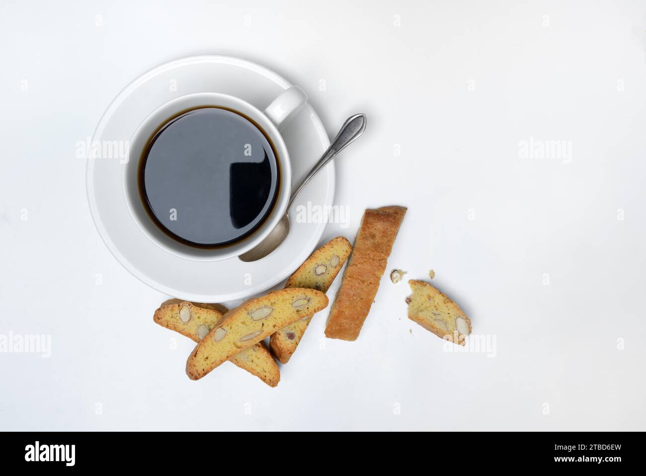 Cantucci, biscuits aux amandes et une tasse de café Banque D'Images