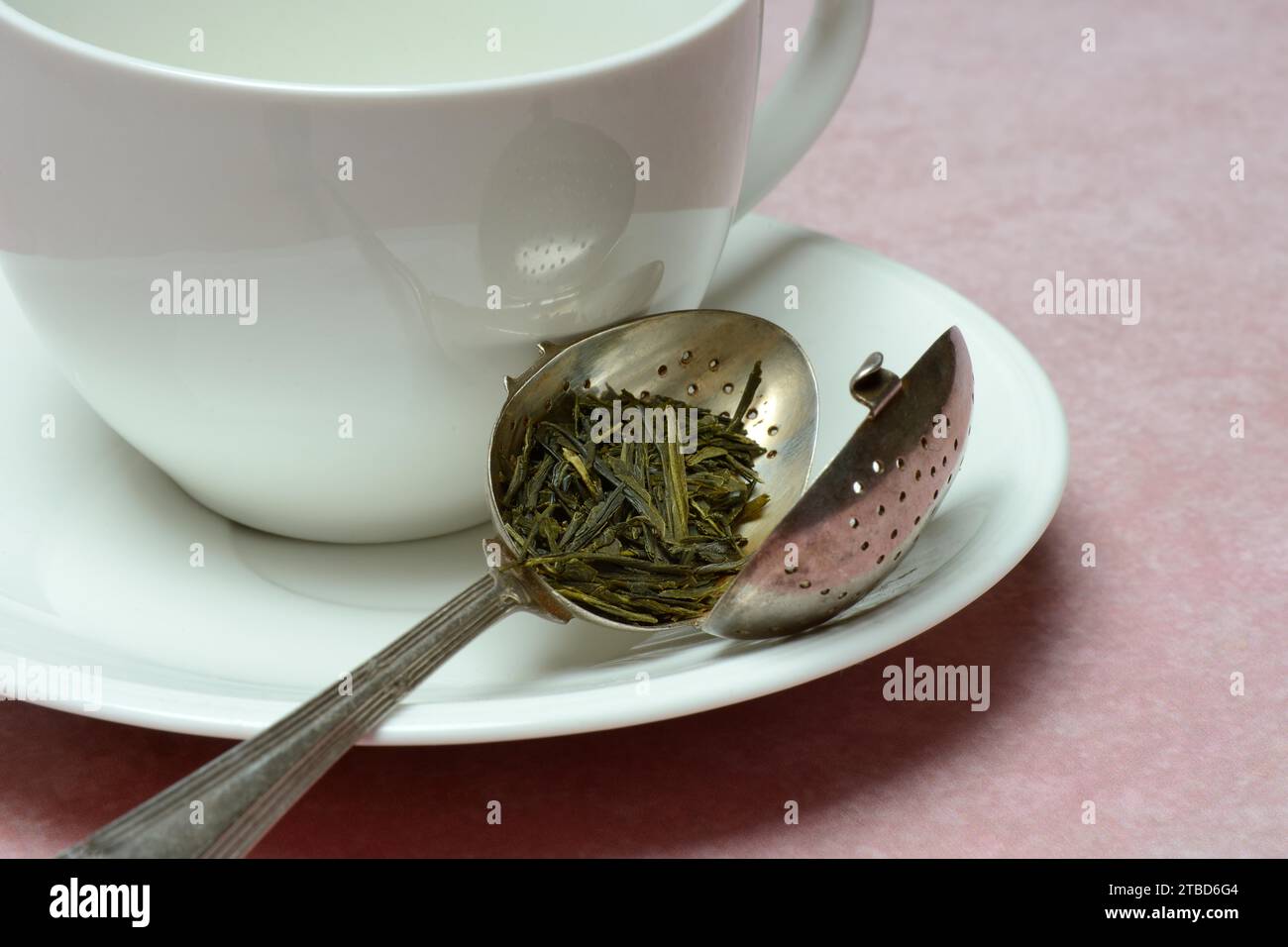 Feuilles de thé dans le thé passoire (Sencha), thé vert Banque D'Images