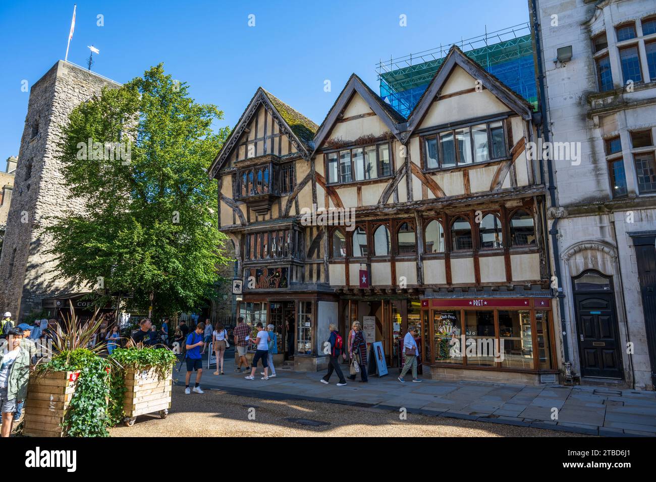 Laird Hatters et PRET A manger, avec St Michael à la tour North Gate sur la gauche, sur Cornmarket Street dans le centre-ville d'Oxford, Oxfordshire, Angleterre, Royaume-Uni Banque D'Images