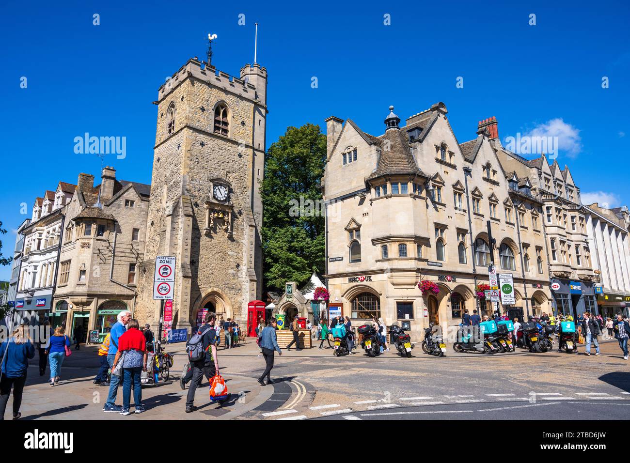 Tour Carfax, autrefois partie d'une église du 12e siècle, avec des bâtiments sur Cornmarket Street dans le centre-ville d'Oxford, Oxfordshire, Angleterre, Royaume-Uni Banque D'Images