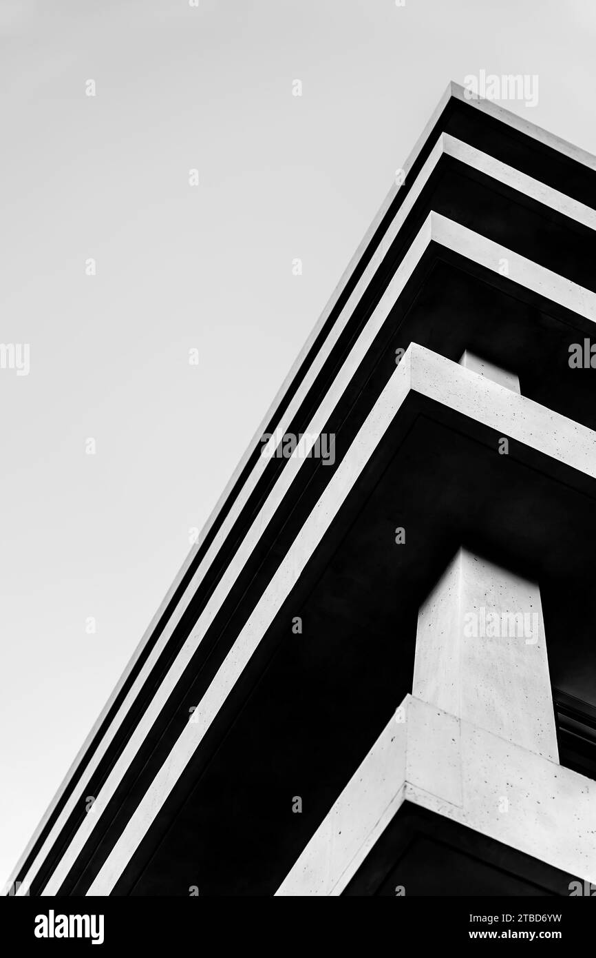 Forme d'angle d'un bâtiment design moderne contre ciel clair dans un jour ensoleillé en Suisse Banque D'Images