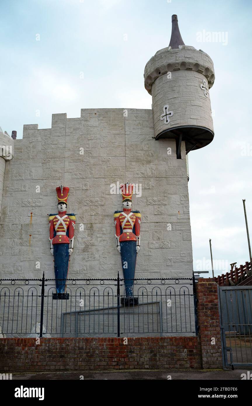 Soldats jouets ion le mur d'une aire de jeux à Littlehampton Banque D'Images