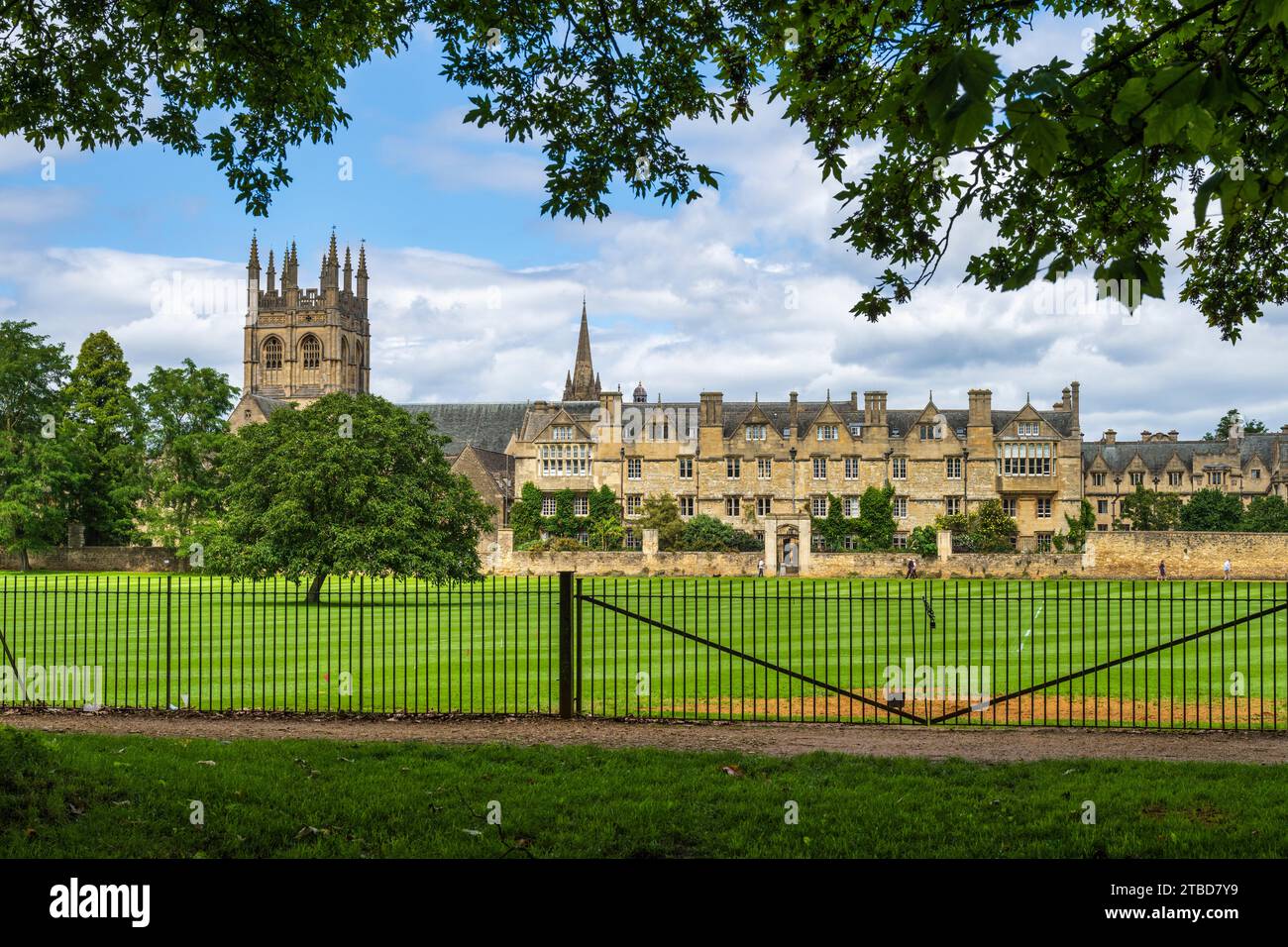 Merton College, Université d'Oxford, avec clocher de la chapelle Merton College sur la gauche dans le centre-ville d'Oxford, Oxfordshire, Angleterre, Royaume-Uni Banque D'Images
