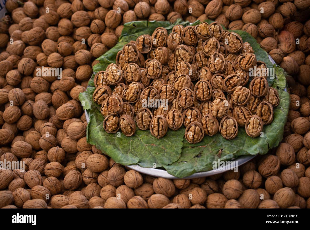 Fond de noix entières. Concept de nourriture biologique saine Banque D'Images