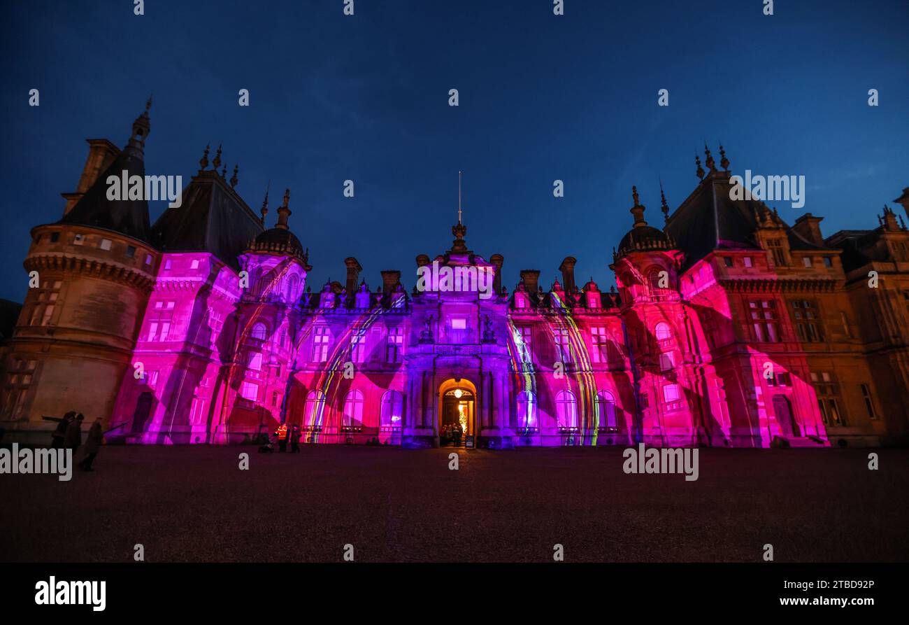 Waddesdon Manor Buckinghamshire, Royaume-Uni. 6 décembre 2023. Une toute nouvelle projection de lumière sur la façade du Manoir inspirée de trois contes classiques.Alice au pays des merveilles, royaume de la Reine des neiges et Peter Pan à Neverland.jusqu'au 1 janvier 2024 crédit : Paul Quezada-Neiman/Alamy Live News Banque D'Images