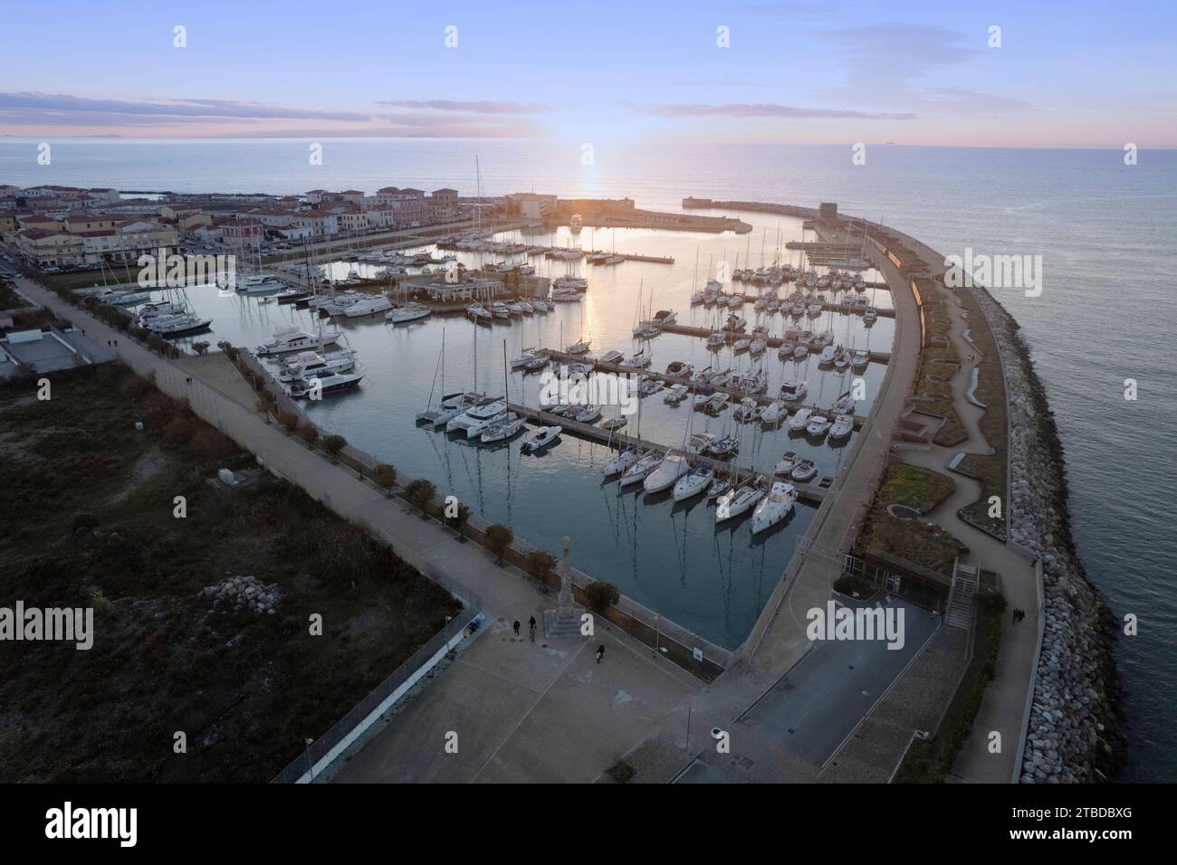 Documentation photographique aérienne du port de Marina di Pisa au coucher du soleil Banque D'Images