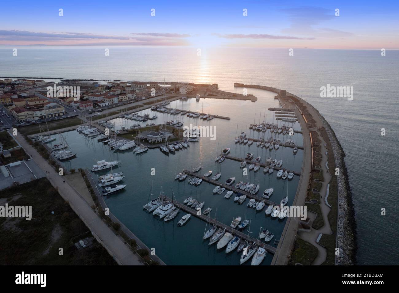 Documentation photographique aérienne du port de Marina di Pisa au coucher du soleil Banque D'Images