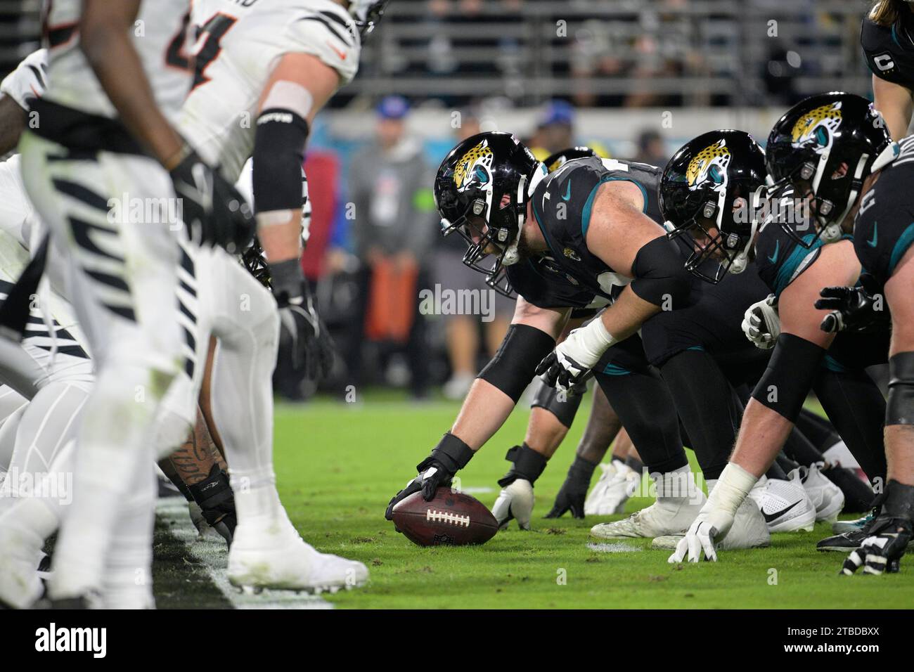 The Jacksonville Jaguars offense, right, sets up at the line of scrimmage against the Cincinnati Bengals defense during the second half of an NFL football game, Monday, Dec. 4, 2023, in Jacksonville, Fla. (AP Photo/Phelan M. Ebenhack) Banque D'Images