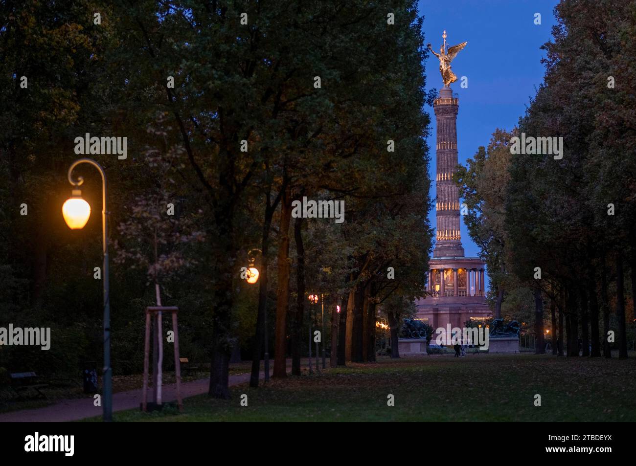 Allemagne, Berlin, 04.11.2023, Tiergarten, colonne de la victoire, avenue avec lampes Banque D'Images
