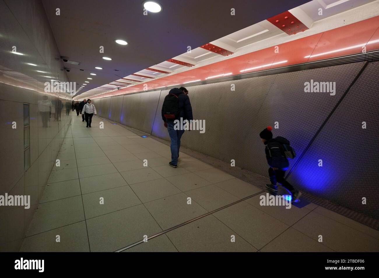 Allemagne, Berlin, 16 11 2023, Station de métro Stadtmitte, couloir de liaison entre la ligne U2 et U6 Banque D'Images