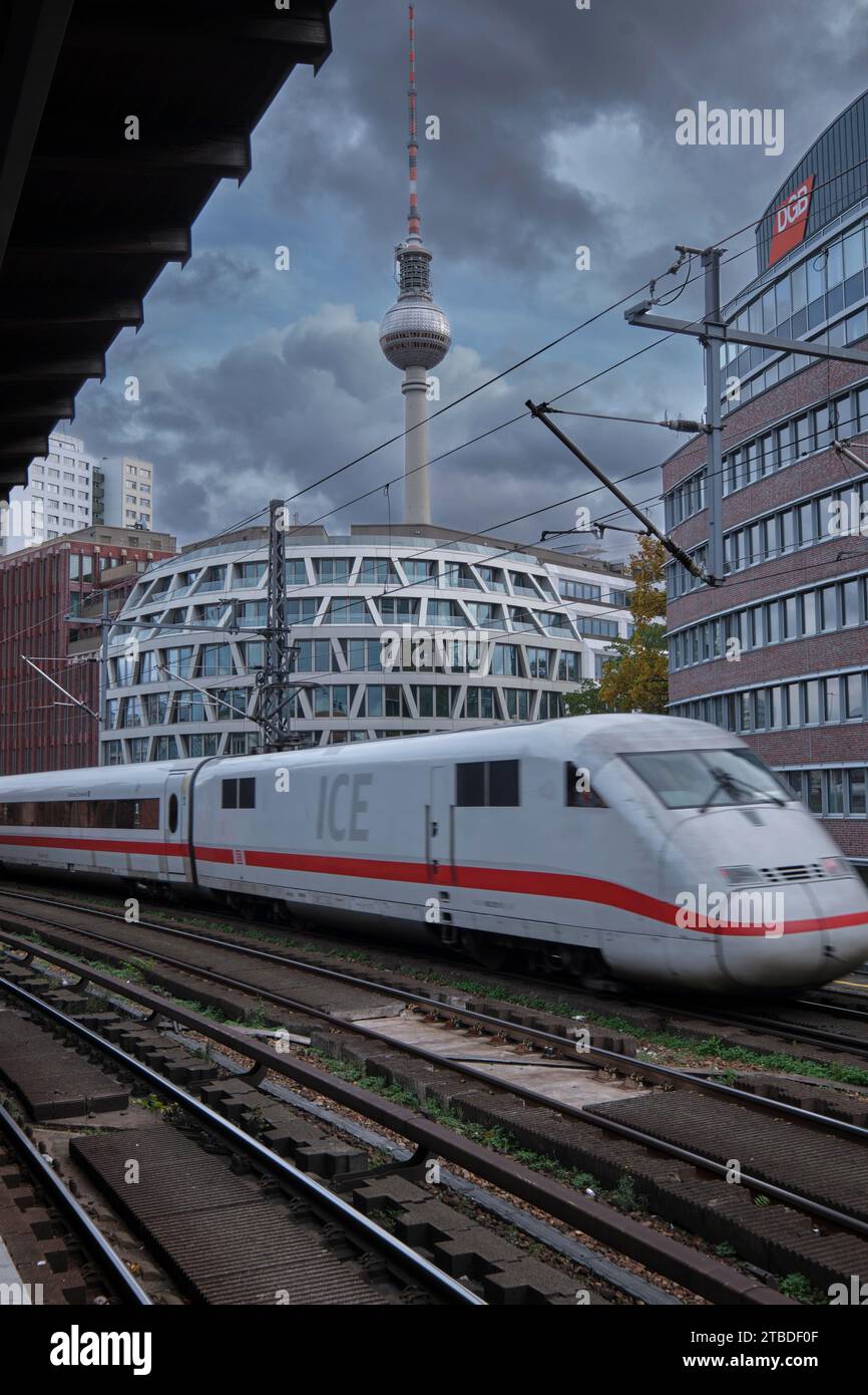 Allemagne, Berlin, 10 novembre 2023, train ICC, station de S-Bahn Hackescher Markt, tour de télévision Banque D'Images