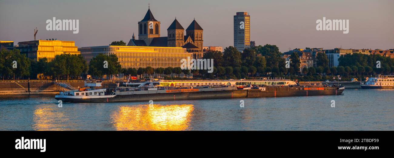 Konrad-Adenauer-Ufer sur le Rhin, Institut de recherche économique, église St Kunibert et Ringturm à l'arrière, Cologne, Rhénanie du Nord-Westphalie Banque D'Images