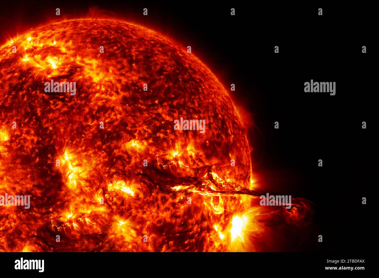 Le soleil sur un fond sombre dans l'espace. Éléments de cette image fournis par la NASA. Photo de haute qualité Banque D'Images