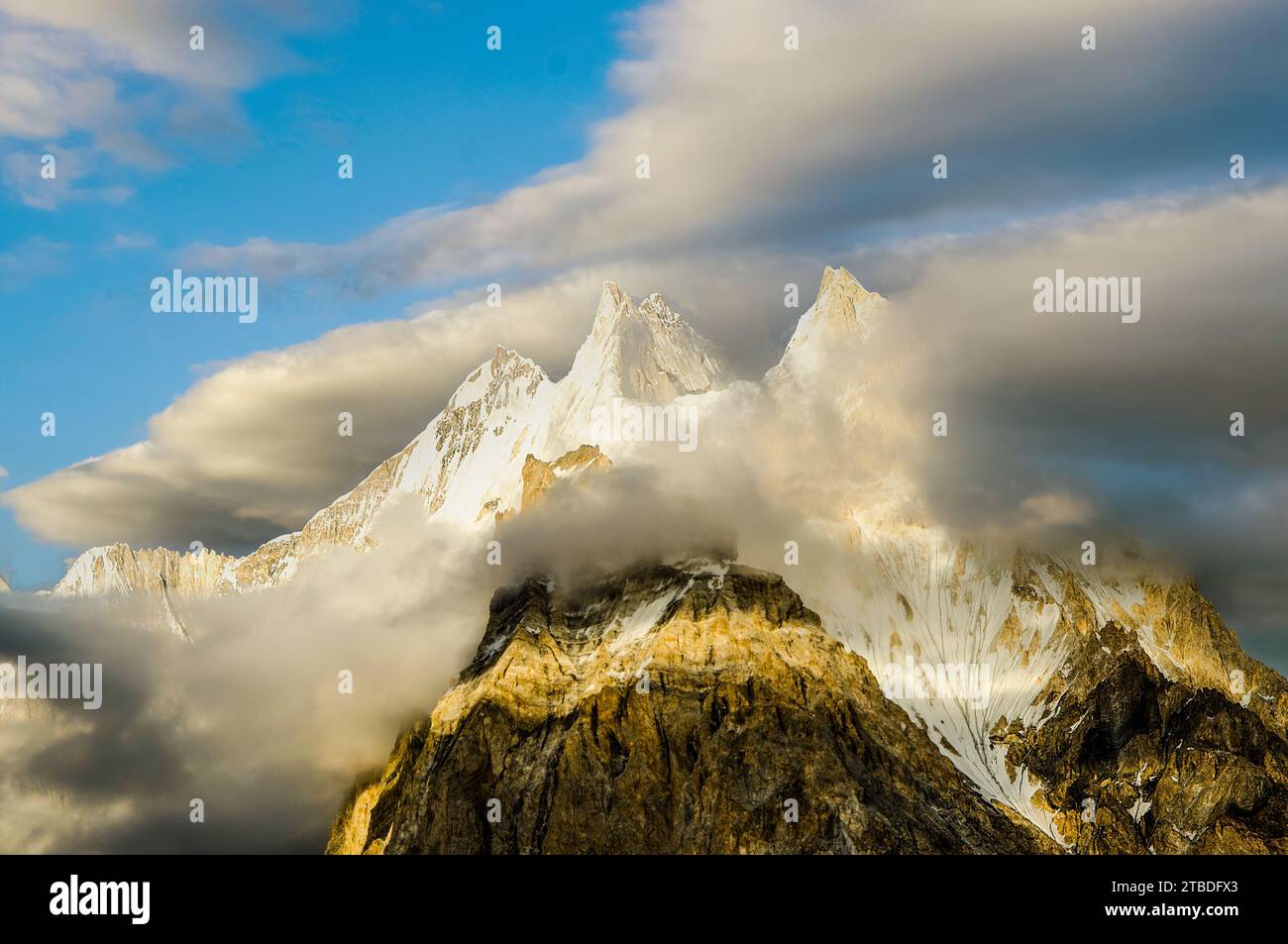 Gasherbrum V 8 147 m au-dessus du niveau de la mer est une montagne du massif du Gasherbrum, située dans la chaîne du Karakoram dans le Gilgit-Baltistan, au Pakistan. Banque D'Images