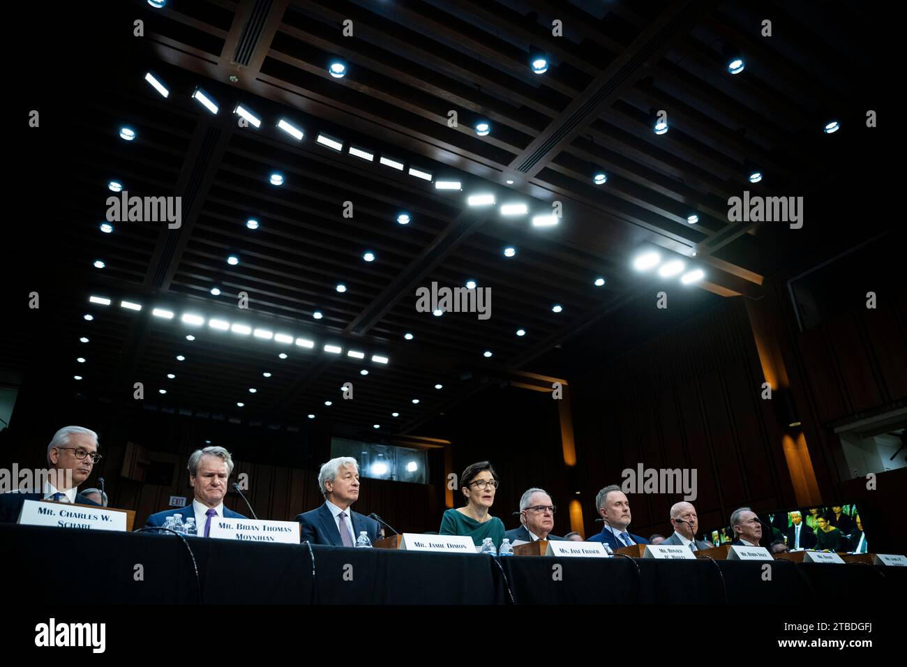 Jane Fraser, PDG de Citigroup, témoigne lors d'une audience du Comité sénatorial des banques, du logement et des affaires urbaines sur la surveillance des entreprises de Wall Street, au Capitole des États-Unis, à Washington, DC, le mercredi 6 décembre, 2023. également de gauche à droite : Charles Scharf, PDG de Wells Fargo & Company ; Brian Moynihan, PDG de Bank of America ; JPMorgan Chase & Co Jamie Dimon, PDG de State Street, Ronald O'Hanley, PDG de BNY Mellon, Robin Vince, PDG de Goldman Sachs, David Solomon, PDG de Morgan Stanley, James Gorman. (Graeme Sloan/Sipa USA) Banque D'Images