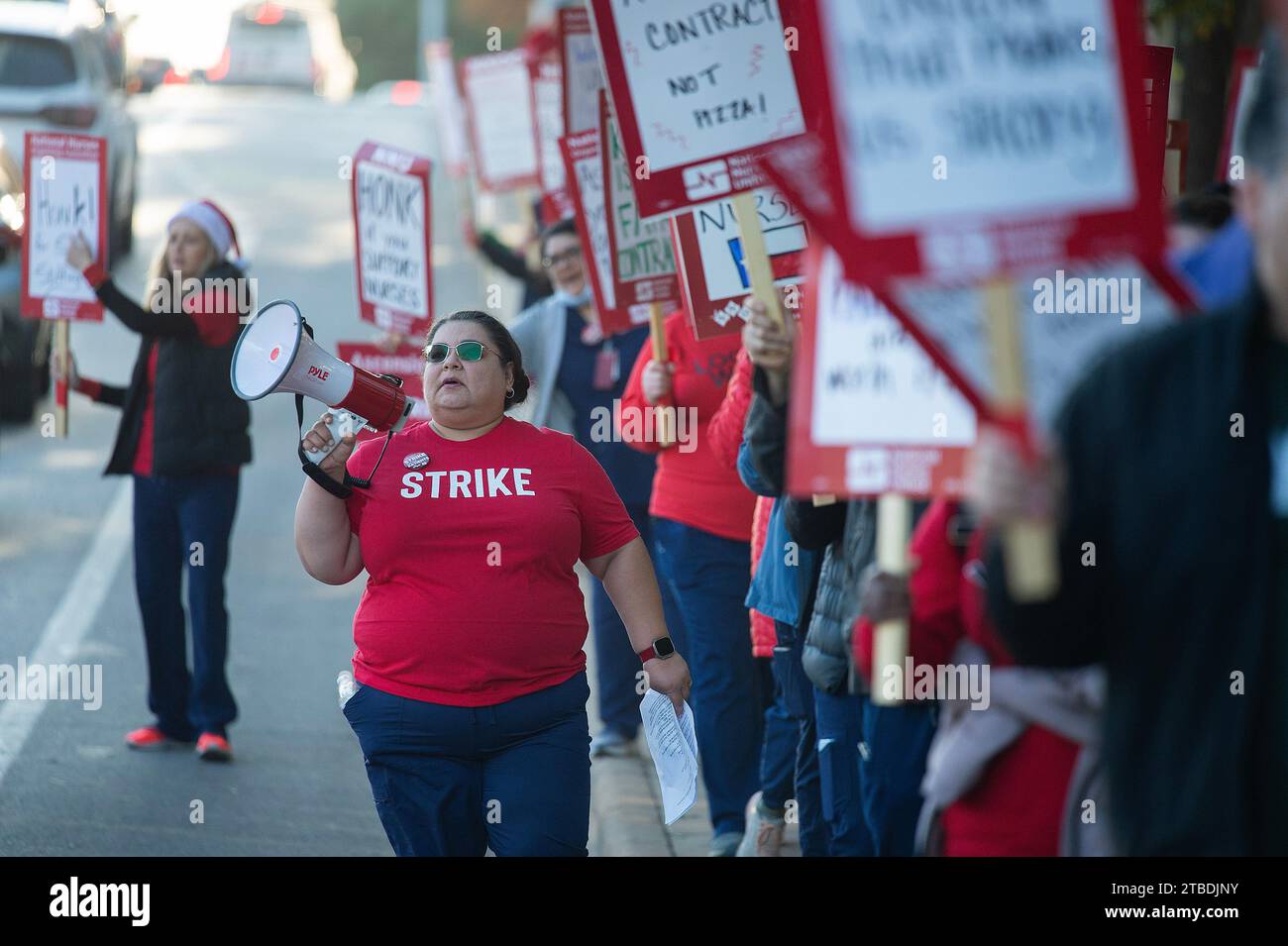 6 décembre 2023 : les infirmières autorisées du centre médical Ascension Seton organisent une grève d'une journée pour protester contre les conditions dangereuses, les problèmes d'équipement et les problèmes de personnel. Austin, Texas. Mario Cantu/CSM Banque D'Images