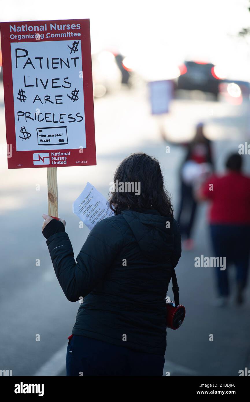 6 décembre 2023 : les infirmières autorisées du centre médical Ascension Seton organisent une grève d'une journée pour protester contre les conditions dangereuses, les problèmes d'équipement et les problèmes de personnel. Austin, Texas. Mario Cantu/CSM Banque D'Images