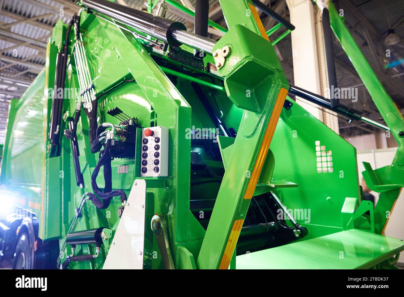Camion à ordures vert et boutons et leviers du panneau de commande Banque D'Images