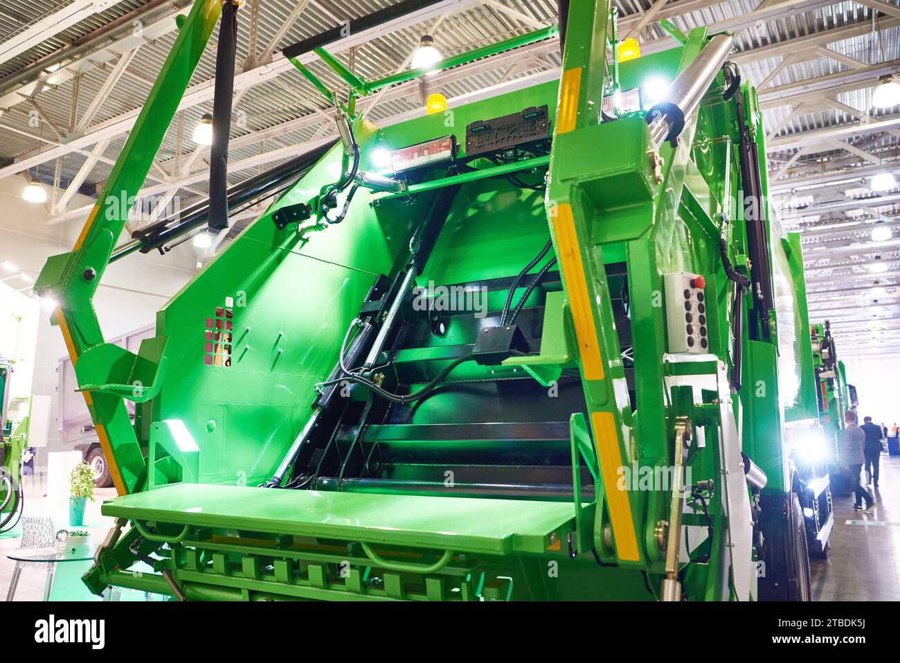 Camion à ordures vert et boutons et leviers du panneau de commande Banque D'Images