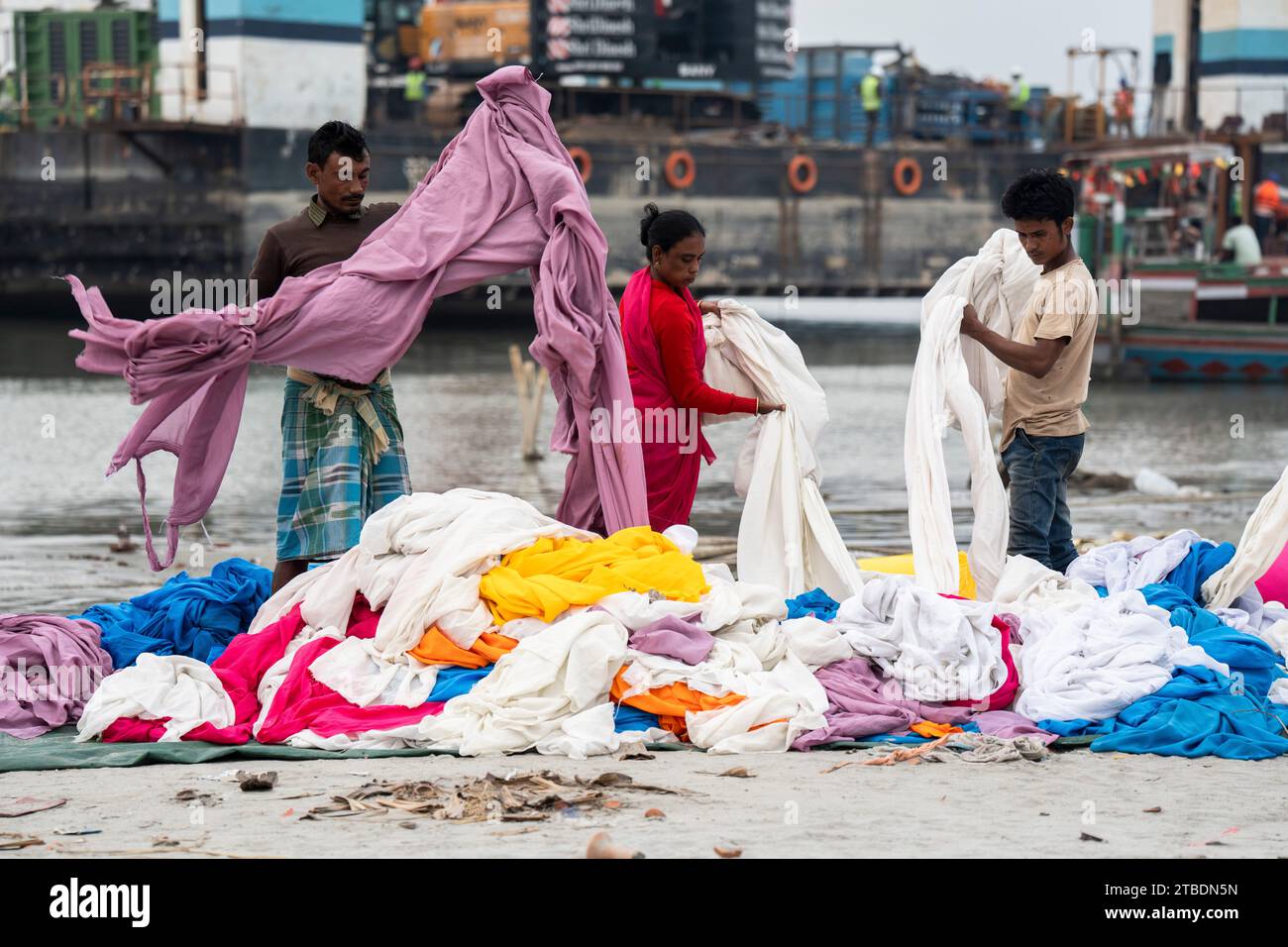 6 décembre 2023 : les blanchisseurs arrange les chiffons après séchage sur la rive de la rivière Brahmapoutre à Guwahati, Assam, Inde. (Image de crédit : © David Talukdar/ZUMA Press Wire) USAGE ÉDITORIAL SEULEMENT! Non destiné à UN USAGE commercial ! Banque D'Images