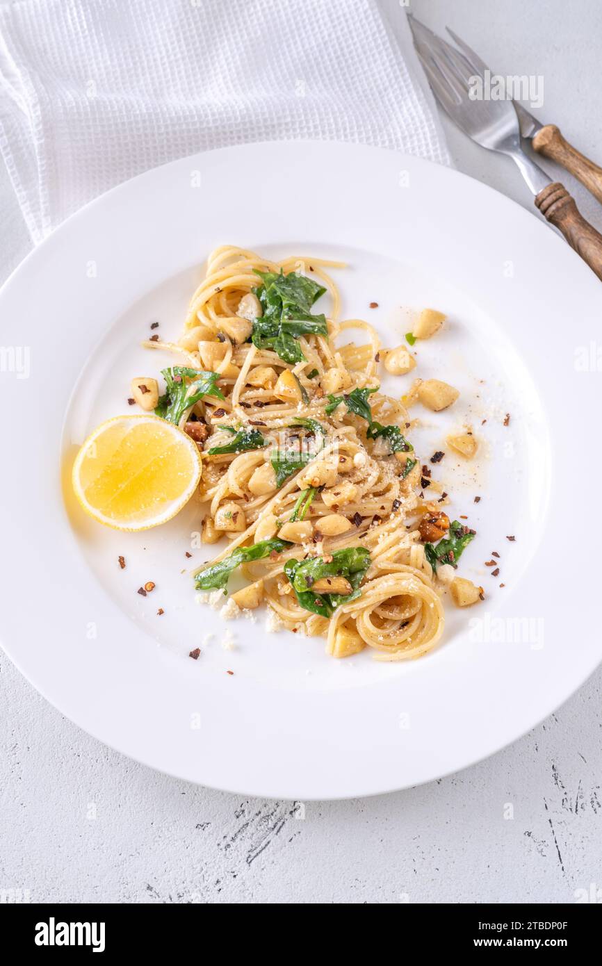 Pâtes au citron avec amandes, roquette et beurre brun Banque D'Images