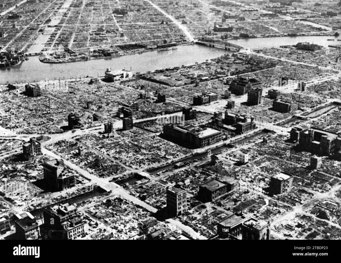 TOKYO partie de la ville près des docks après le bombardement incendiaire de l'opération Meetinghouse par l'USAAF dans la nuit du 9/10 mars 1945. Banque D'Images