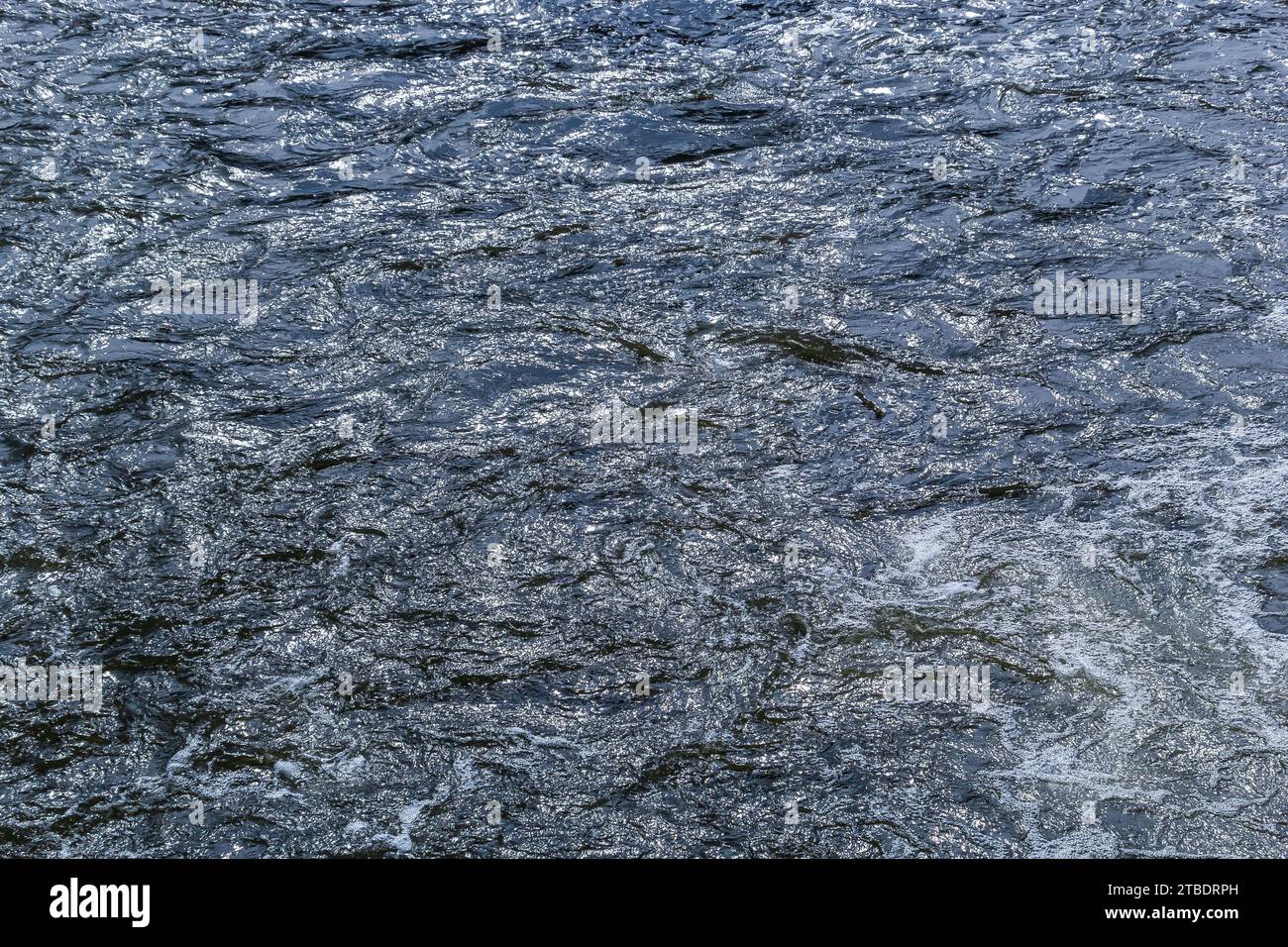 contexte. effet de flou artistique. reflet du ciel dans un lac de rivière. Banque D'Images