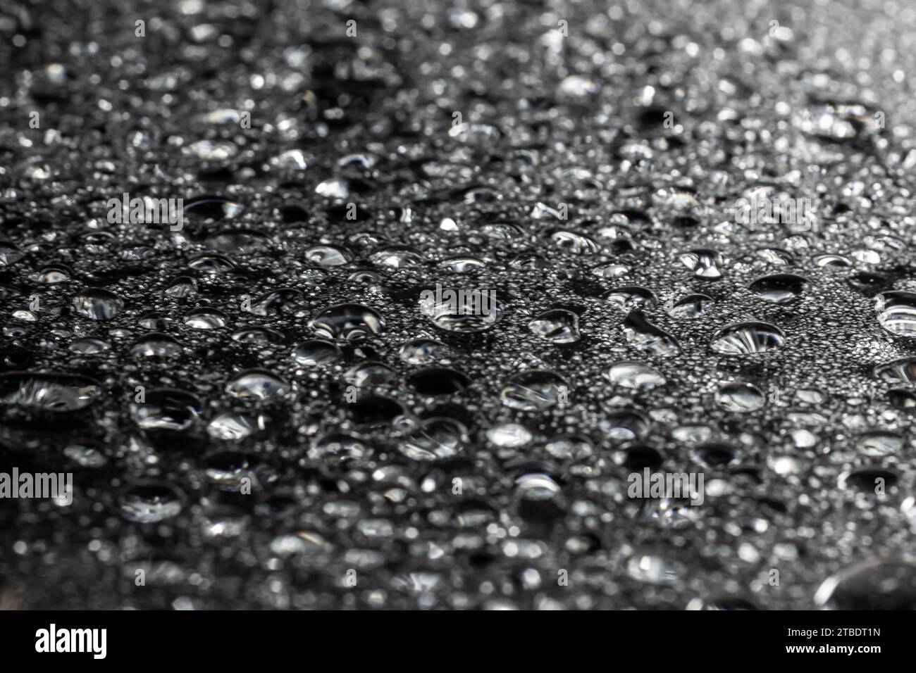 Gouttes d'eau sur un fond de couleur. Focus sélectif. Gris. Banque D'Images