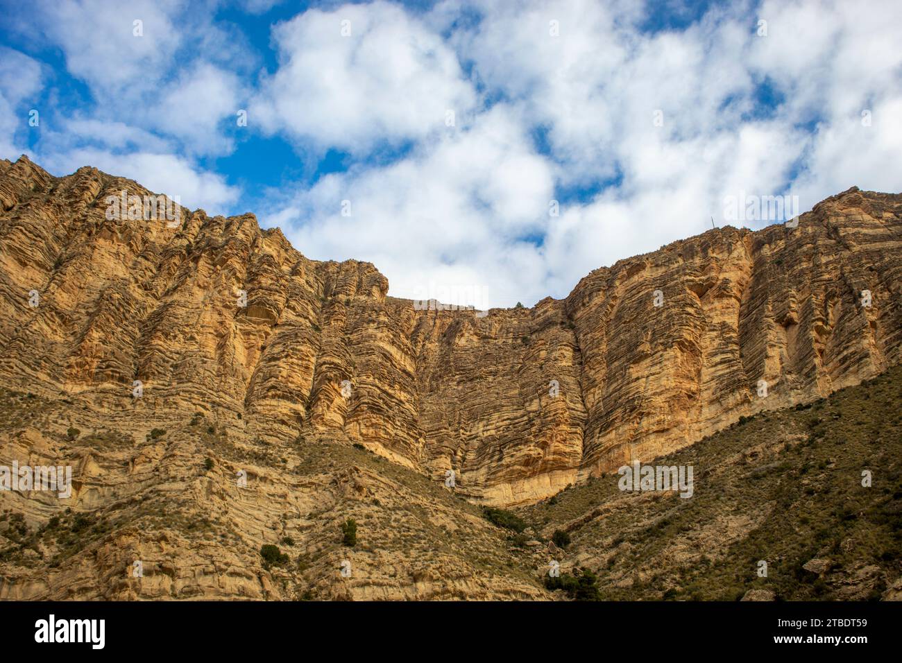 Mur rocheux de la vallée de Ricote lorsqu'il traverse le barrage d'Ojos, région de Murcie, Espagne Banque D'Images