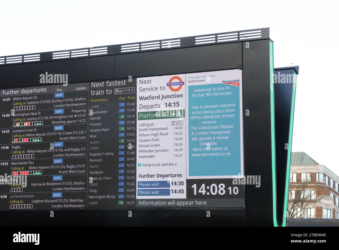 Embarquement des départs sur Euston station Plaza avertissant de l'action syndicale par l'ASLEF le 9 décembre 2023, à Londres, Royaume-Uni Banque D'Images