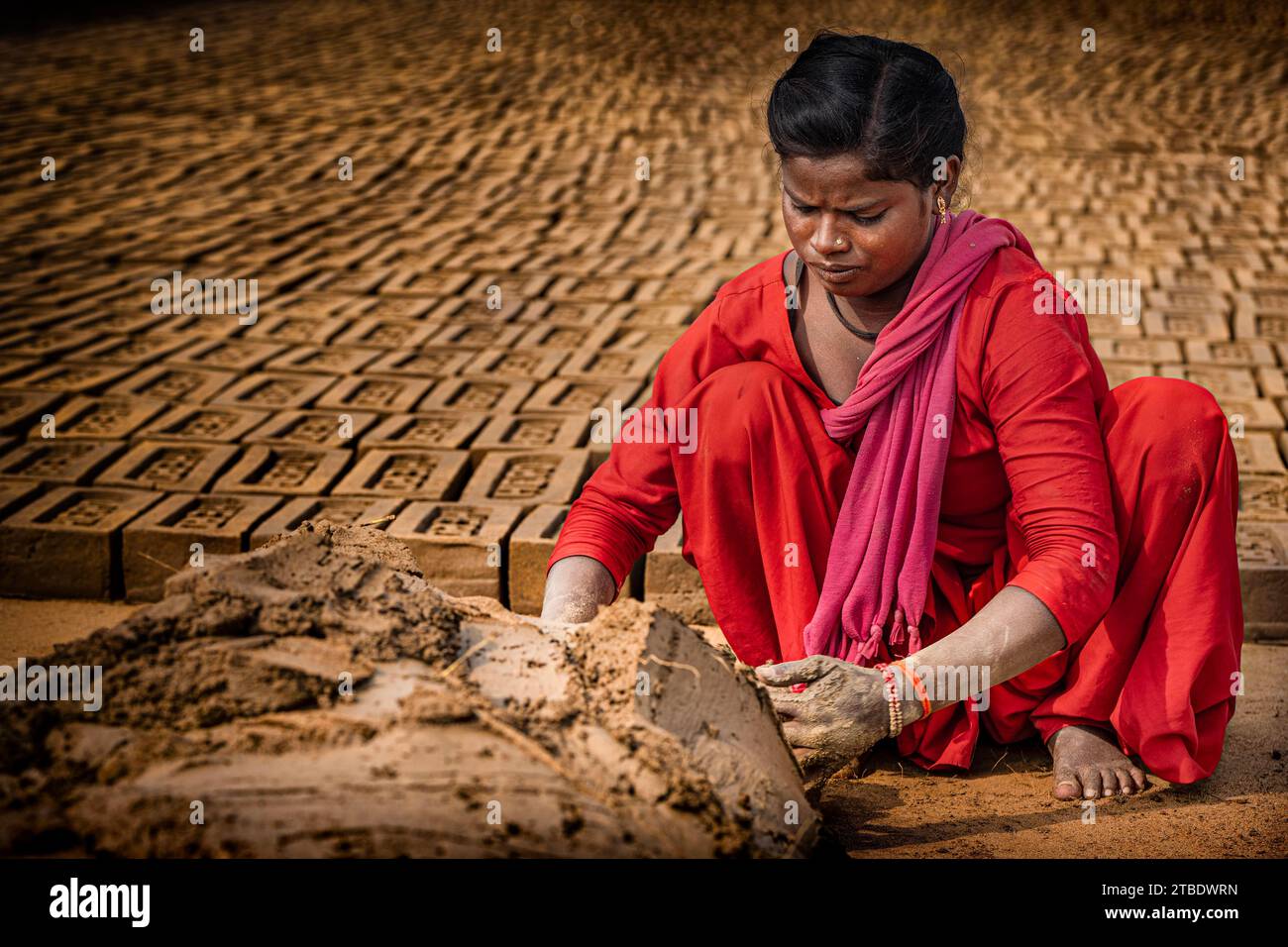 Construire son avenir, une brique à la fois. Les femmes dans la construction brisent les barrières, prouvent leur force et créent des legs. Banque D'Images