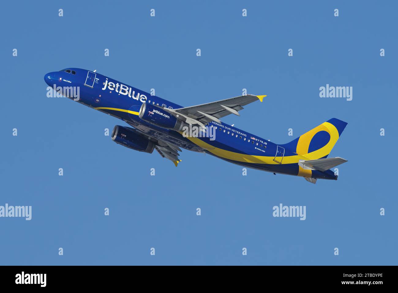 JetBlue Airway 'Veterans livrée, Airbus A320-232 avec immatriculation N775JB montré quittant LAX, aéroport international de Los Angeles. Banque D'Images