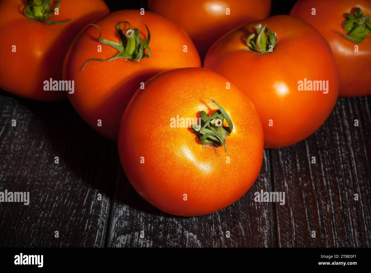 tomate orange sur fond de bois Banque D'Images