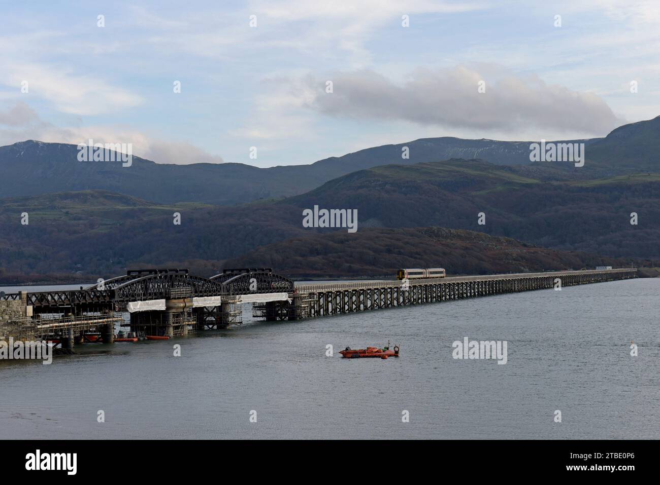 Barmouth, pays de Galles, 6 décembre 2023. L'emblématique pont de Barmouth vieux de 164 ans a rouvert aux trains cette semaine après une fermeture de 3 mois pour reconstruction. La structure classée Grade II* a été entièrement reconstruite par Network Rail et les entrepreneurs Alun Griffiths, remplaçant les travées en acier par des répliques précises des originaux. Le pont se trouve sur la ligne de chemin de fer de la côte cambrienne, souvent reconnue comme l'un des voyages ferroviaires les plus pittoresques de Grande-Bretagne. G.P. Essex/Alamy Live News Banque D'Images