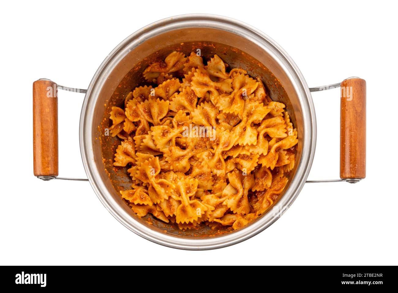 Farfalle avec sauce tomate et Chili et ail et huile d'olive en pot vue de dessus isolé sur blanc avec chemin de découpage inclus Banque D'Images