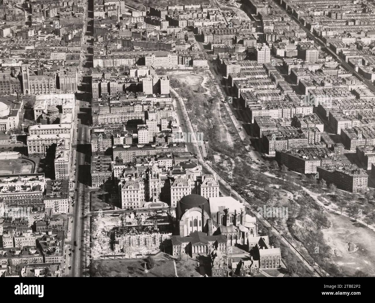 Vue aérienne de la cathédrale Saint-Jean-le-Divin et des environs de New York, octobre 1925 Banque D'Images