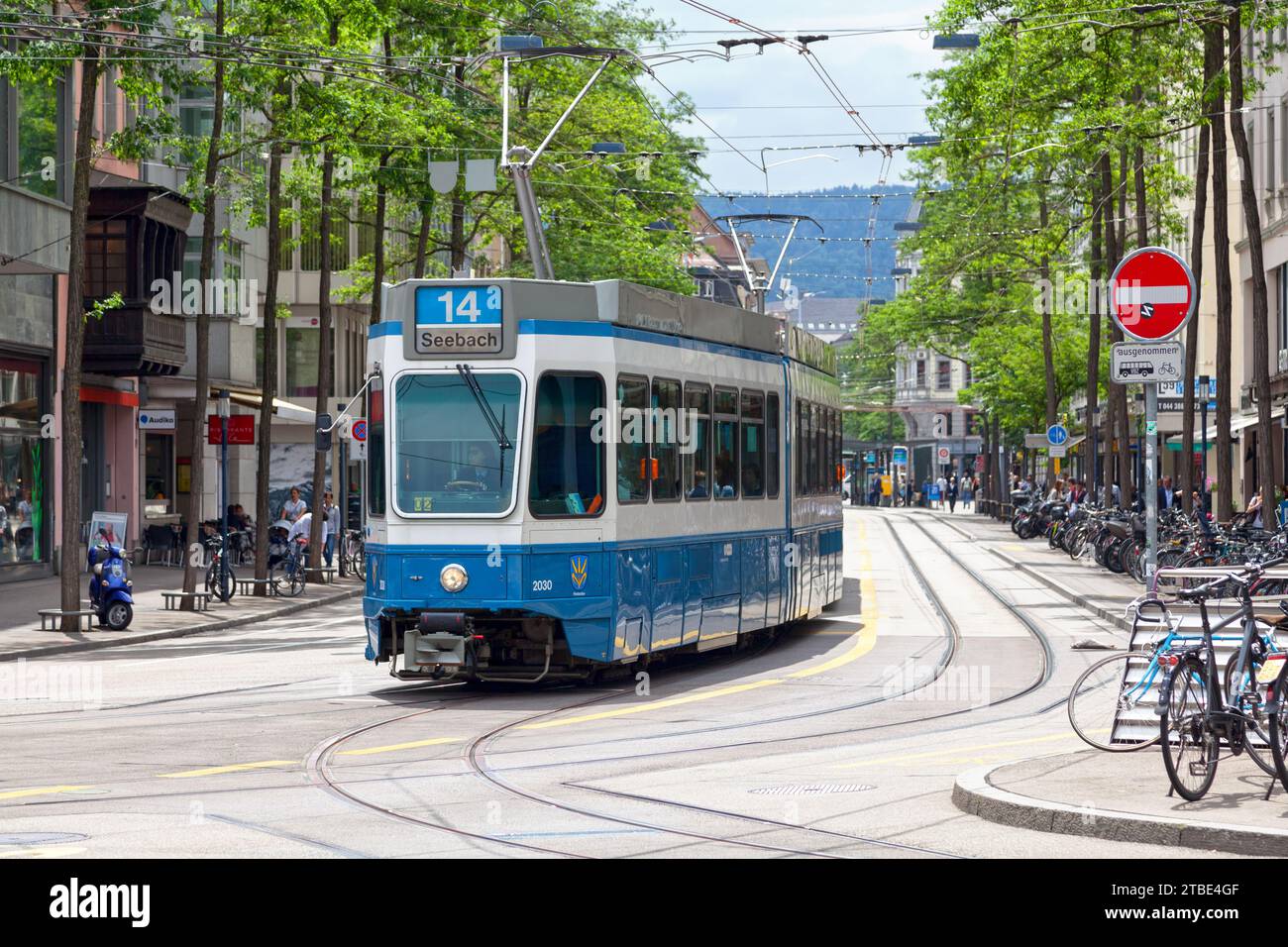 Zurich, Suisse - juin 12 2018 : tramway de la ligne 14 circulant dans les rues. Banque D'Images