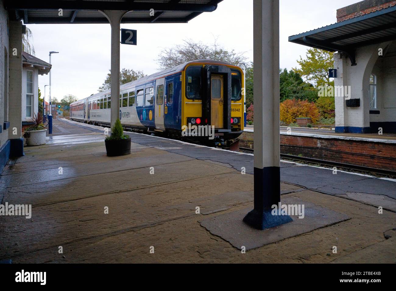 Trains du Nord 55342 quittant le quai deux à la gare de Driffield en direction de Bridlington Banque D'Images