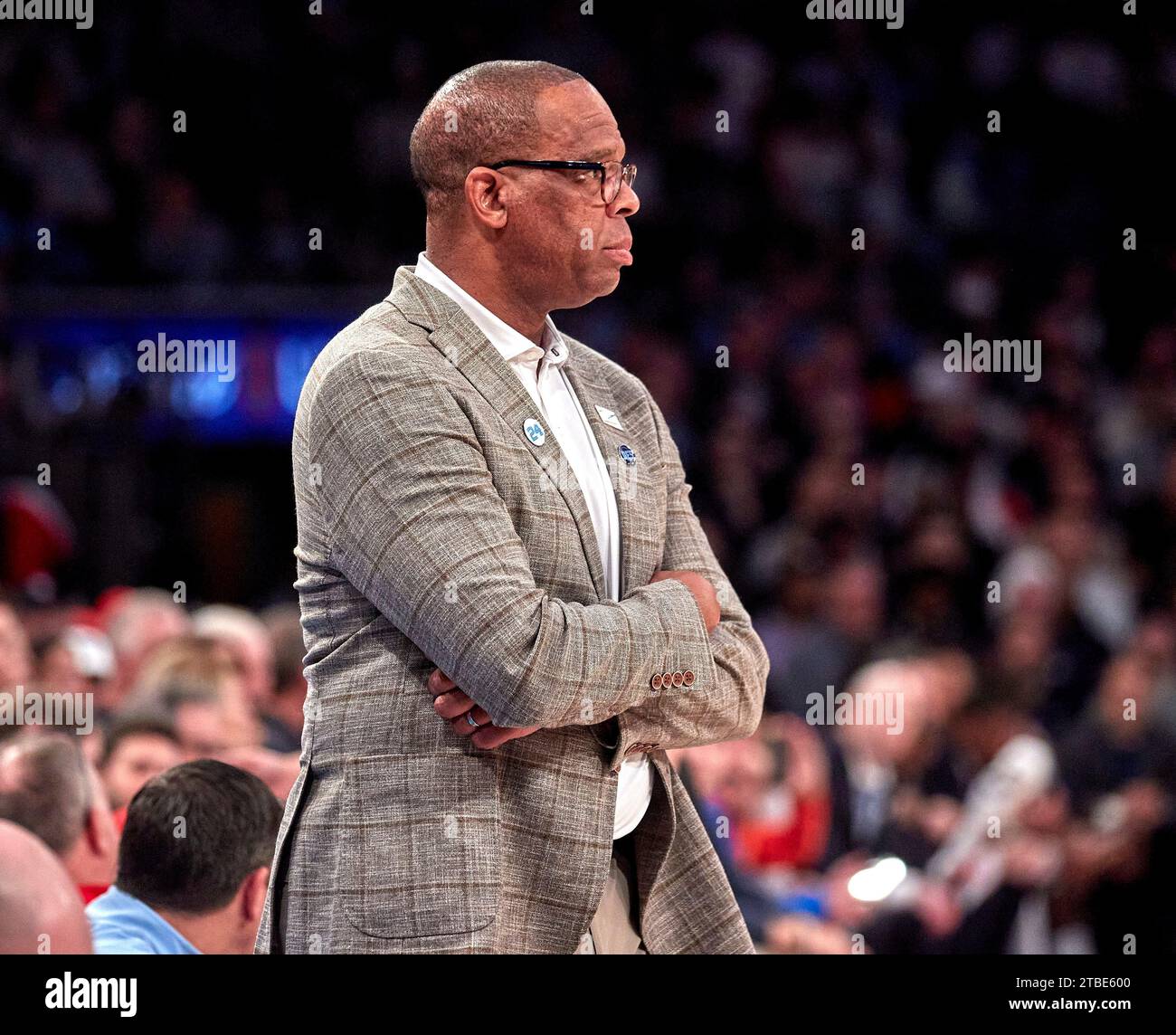 L'entraîneur-chef des Tar Heels de Caroline du Nord Hubert Davis lors de la Jimmy V Classic contre les Huskies du Connecticut au Madison Square Garden à New York le mardi 5 décembre 2023. Duncan Williams/CSM Banque D'Images