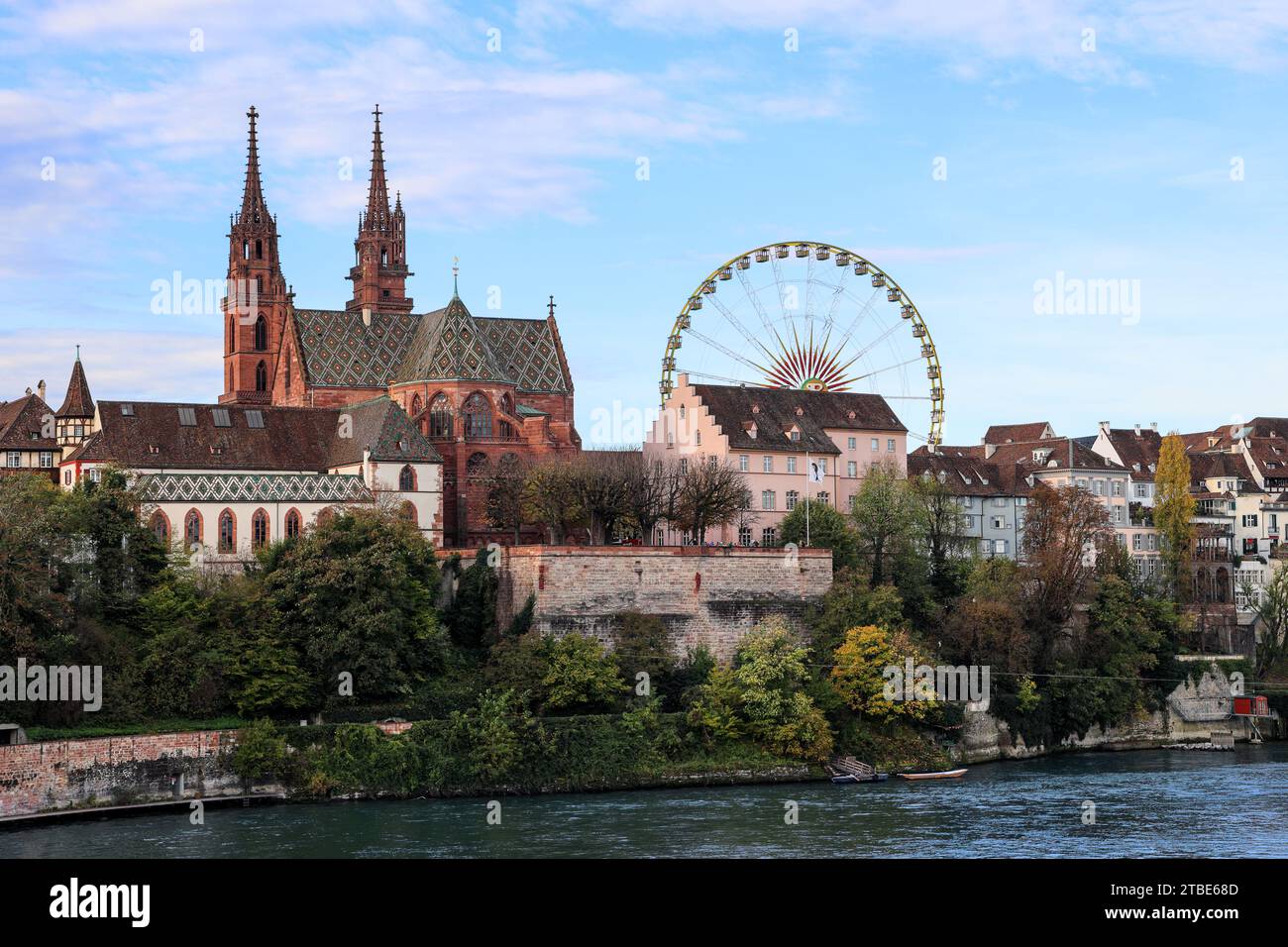 Bâle, Suisse - novembre 08. 2022 : Basel Munster église dans le Rhin avec la foire d'automne grande grande grande grande roue Banque D'Images