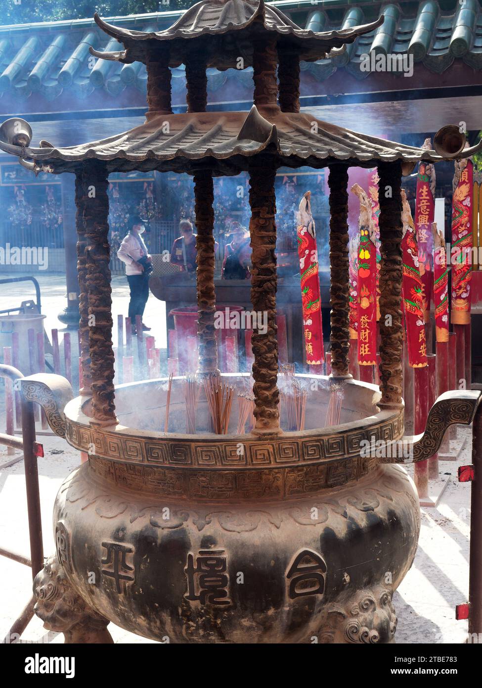 Brûlant des bâtons d'encens dans un temple chinois à Hong Kong Banque D'Images