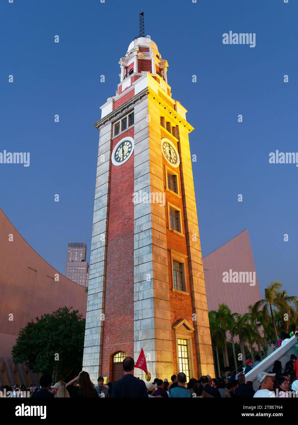 Regardant vers le haut la vieille tour de l'horloge de la gare de Kowloon à Hong Kong au crépuscule Banque D'Images